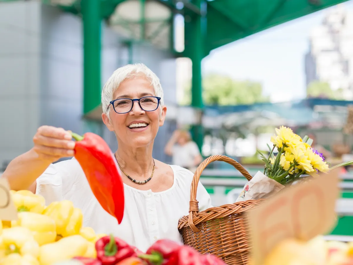Pensionară face piața - Foto: Freepik