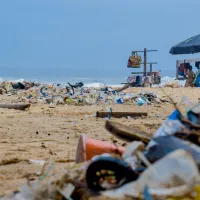 Turiștii și localnicii îngroapă litoralul românesc în gunoaie. / Foto: ct100.ro