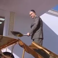 Președintele Turkmenistanului și lopata de aur. Foto: Captură video