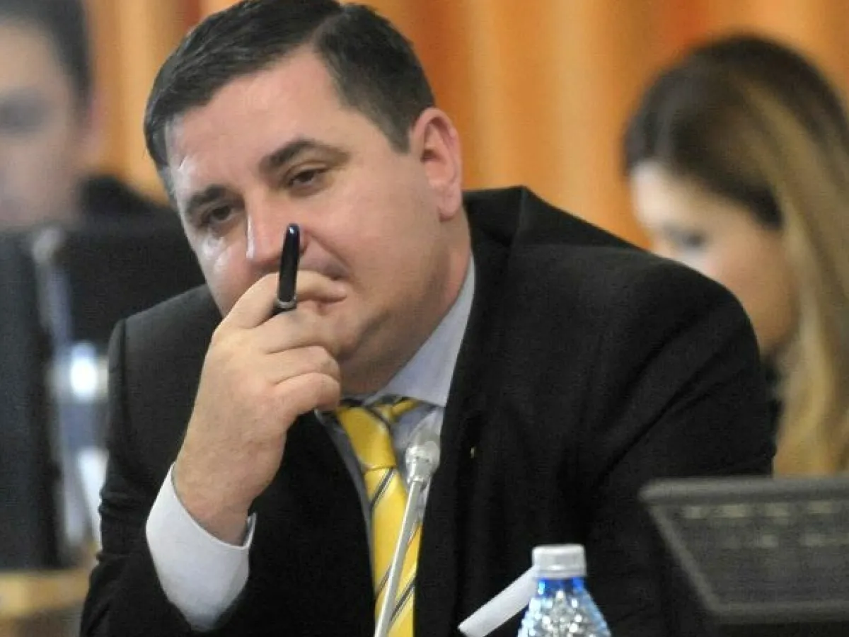 Un fost senator, traseist politic, care a vrut să-i dea șpagă 1.000.000 € ministrului Apărării, reținut de DNA
