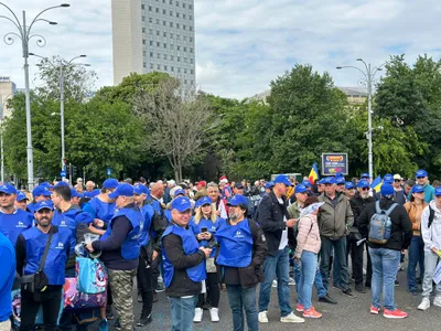 Proteste masive în Piața Victoriei. Angajații care lucrează la stat sunt nemulțumiți de salarii Foto: BNS