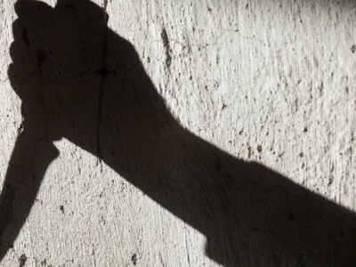 Un elev de 13 ani a înjunghiat o profesoară și a transmis totul live pe Telegram