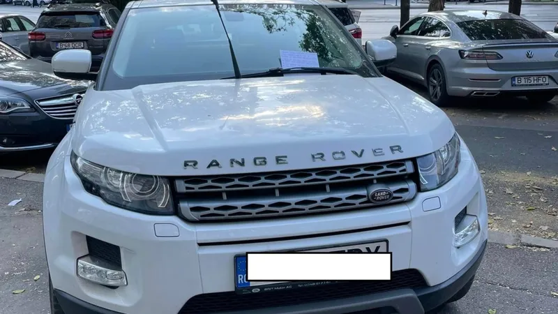 Range Roverul parcat pe trotuar în București- Foto: Facebook/ Ai parcat ca un bou București