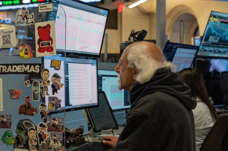 Trader de la NYSE urmărind evoluţiile bursiere - Foto: Profimedia Images