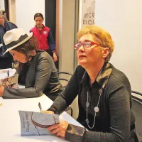 Scriitoarea Liliana Angheluță,  cu cartea „Cireșe amare“, în care  povestește experiența ei de muncitoare  în Italia
