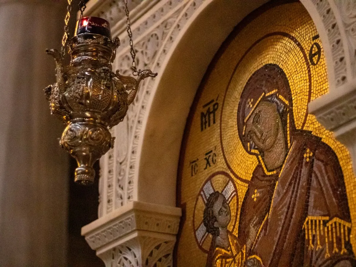 Felinar bisericesc ornamentat lângă icoana mozaică a Mariei și a lui Iisus - Foto: Pexels (Imagine cu rol ilustrativ)