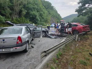 Accident cu 3 mașini și 10 răniți, în Bulgaria. Un român cu un VW Touareg a depășit aiurea - Foto: nova.bg
