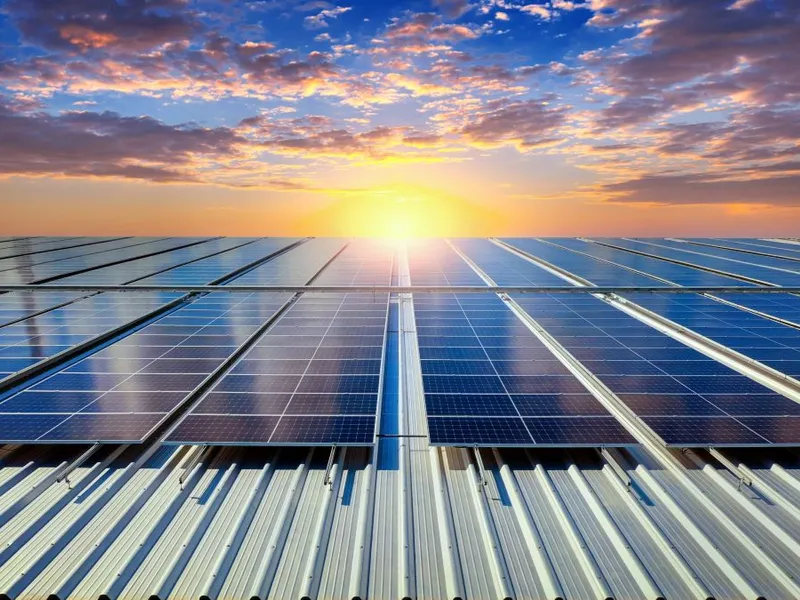 Panouri solare pe un acoperiş - Foto: Freepik/tawatchai07