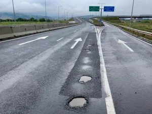 Gropi și surpări cotinue, pe Autostrada A10 Sebeș-Turda - Foto: DRDP Cluj