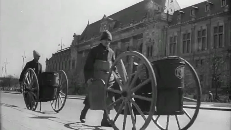 VIDEO Bucureștenii aruncau gunoi și spărgeau semințe pe stradă și în 1957. Cât era amenda. / Foto: captură video