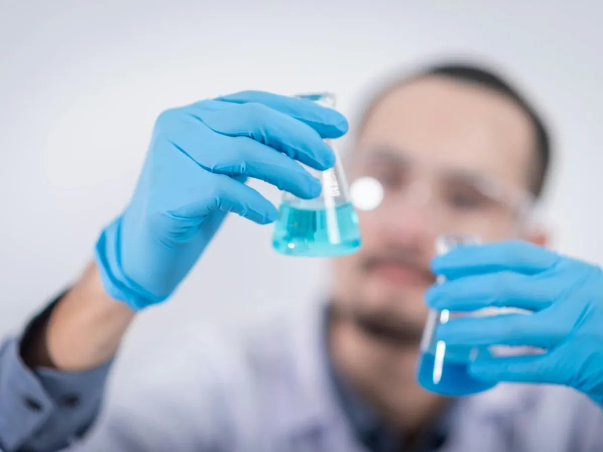 Cercetător ţinând în mână probe medicale - Foto: Pexels/Chokniti Khongchum