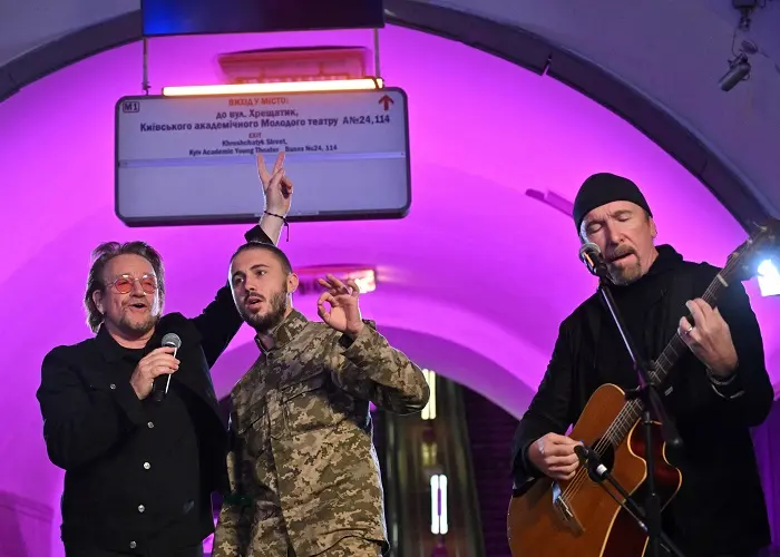 Bono și The Edge au cântat în fața a peste 100 de persoane/ FOTO: Profimedia Images