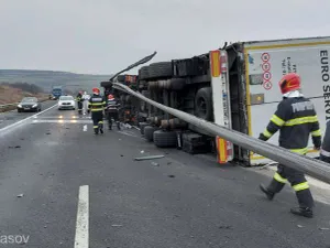 Un autotren a intrat în parapet şi s-a răsturnat. / Foto: agerpres.ro