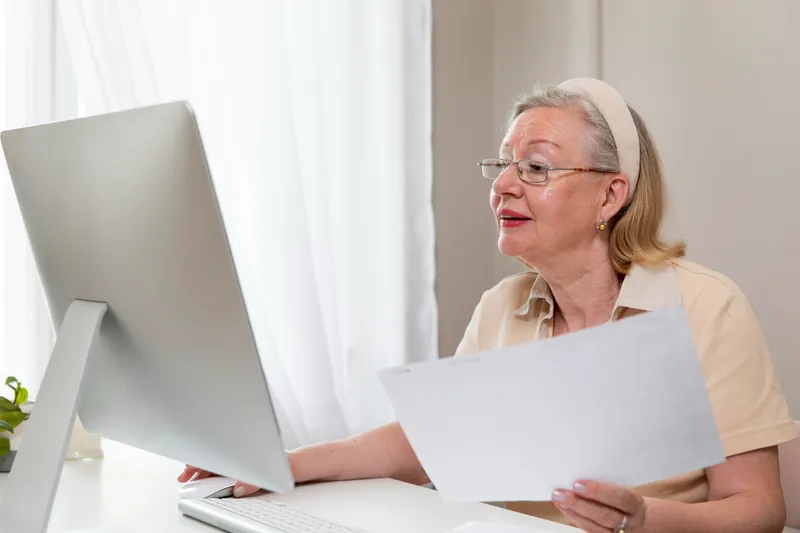 Pensionar cu factură - Foto: Freepik (Imagine cu rol ilustrativ)