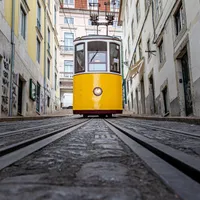 AMENDĂ de aproape 2.000 de lei pentru șoferii români care depășesc tramvaiul. De ce NU e voie? - Foto: Freepik (imagine cu rol ilustrativ)