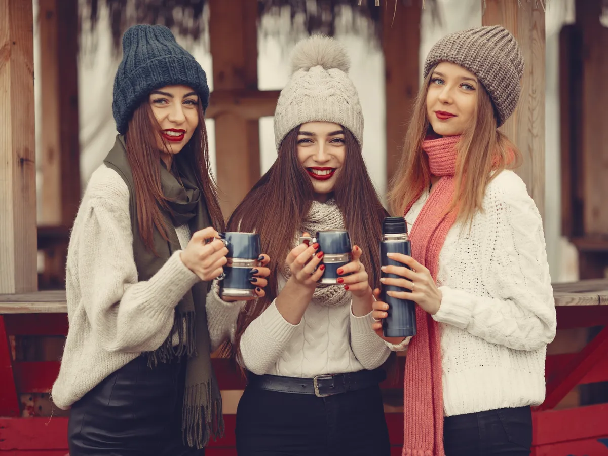 Tinerii testează noua băutură caldă de iarnă - Foto: Freepik (rol ilustrativ)