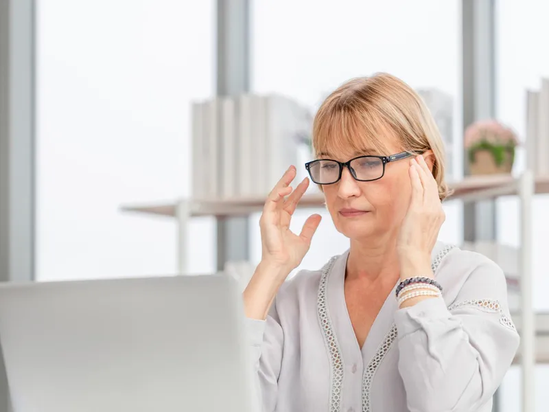 Pensionară verificând pensia la computer - Foto: Freepik