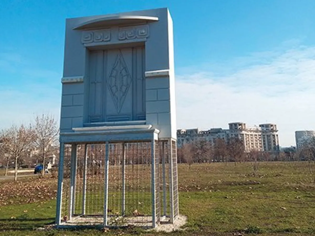 Bloc pe strada Mihai Vodă 55. Instalație în Parcul Izvor din Capitală