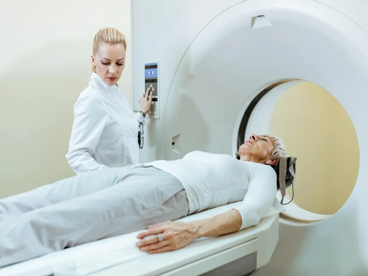 Un pacient este investigat cu ajutorul RMN - Foto: freepik (rol ilustrativ)