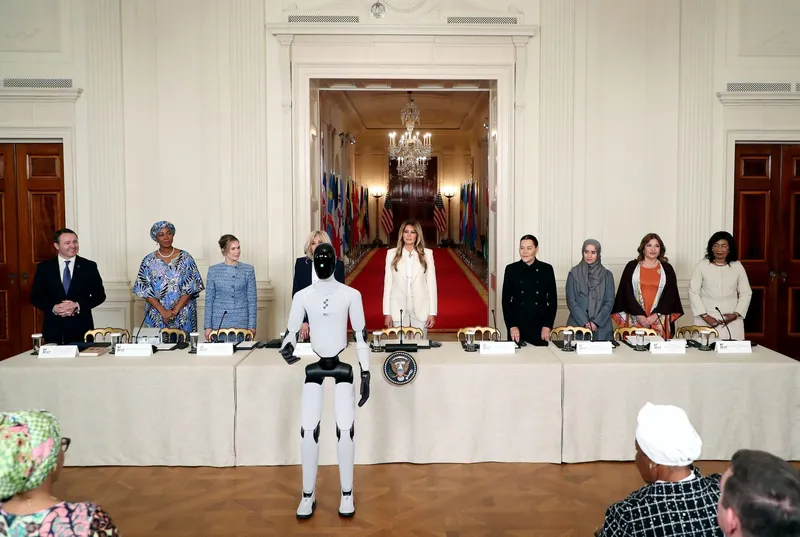 Robot umanoid la summitul Melaniei Trump - Foto: Profimedia Images