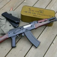 Un fost membru al „Academiei infractorilor”, arestat. A încercat să vândă un AK 74 și o grenadă. / Foto: sofrep.com