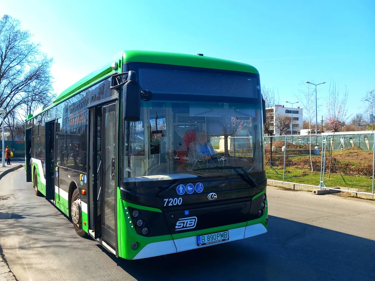 Autobuzele liniilor 100 şi 442 nu vor mai opri în staţia "Aeroport Henri Coandă Sosiri" începând de miercuri