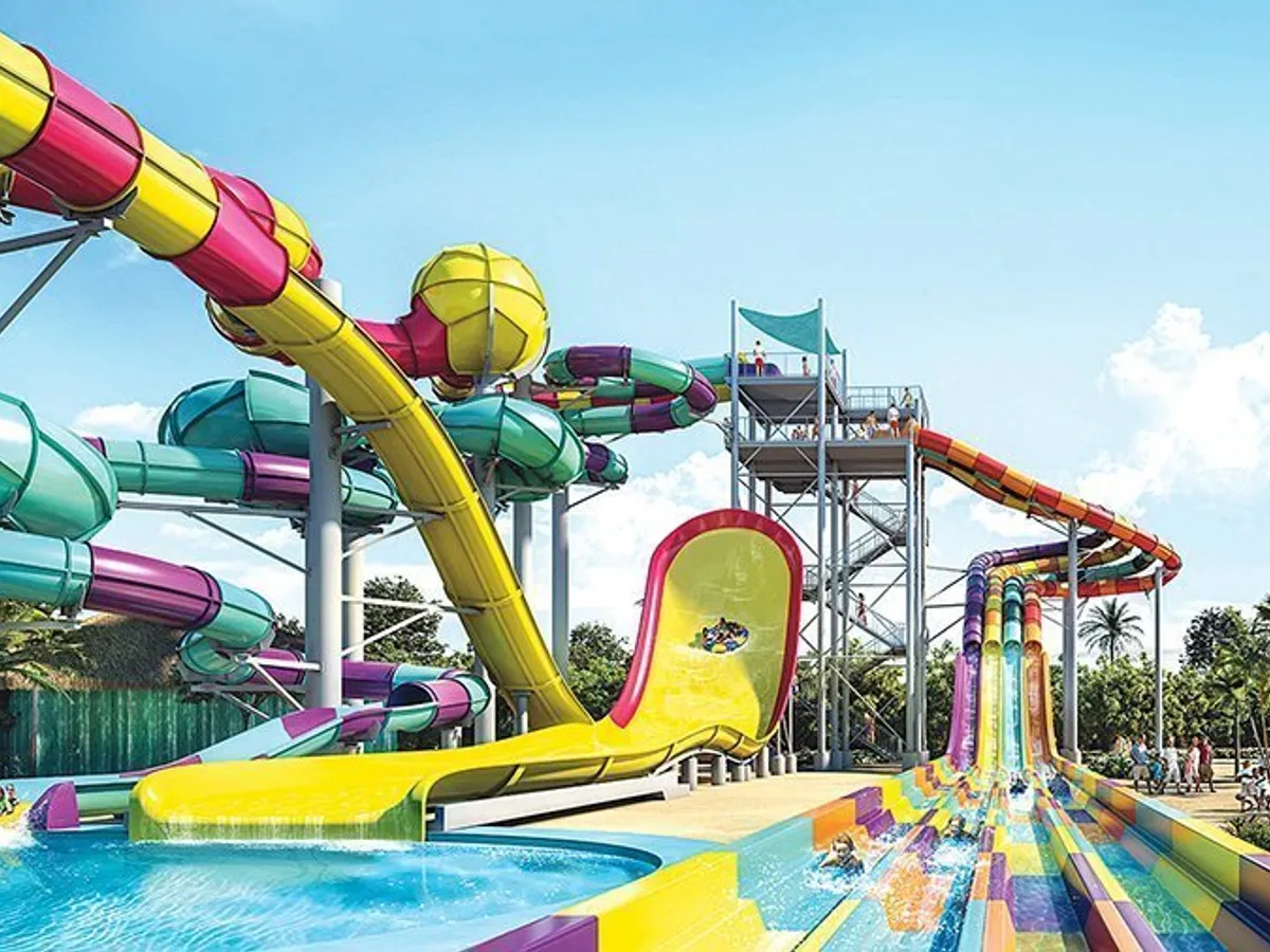 Parcul acvatic dispune de 13 slide-uri și o piscină cu valuri