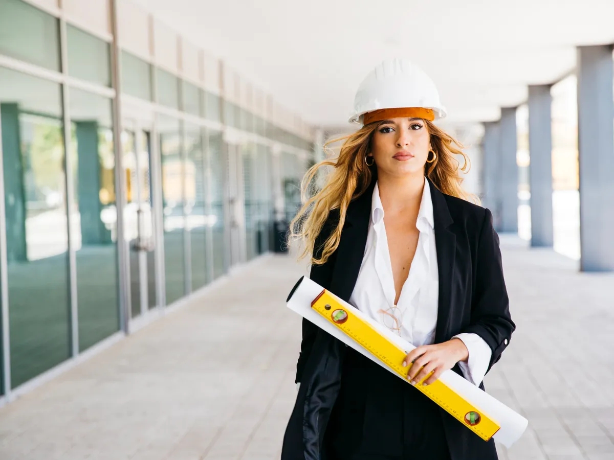 Femeie citind un grafic - Foto: Freepik