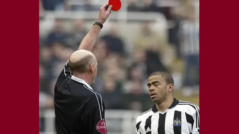 Cum de a fost posibil să apară un cartonaş roşu rotund - Foto: Reddit/Premier League - imagine cu caracter ilustrativ