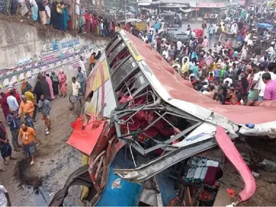 Tragedie cu 19 morți în Bangladesh. Un autobuz a rupt balustrada unei autostrăzi și s-a prăbușit - Foto: Twitter