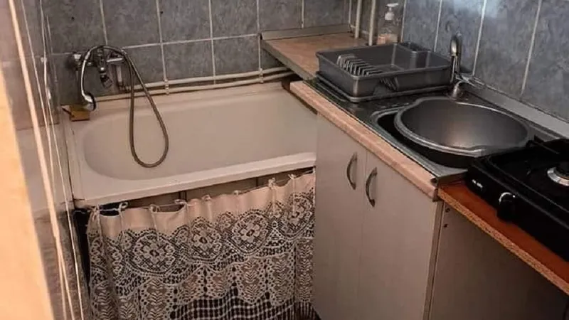 Ofertă: Garsonieră cu cadă în bucătărie la doar 500 de euro/lună Foto: Facebook/Brăila