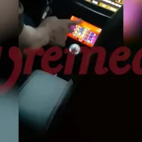 Un taximetrist din Vaslui și-a intalat păcănele în bord și joacă în timp ce conduce. / Foto: captura video