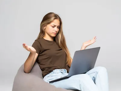 Tânără scriitoare aflată în pană de inspiraţie - Foto: Freepik/diana.grytsku