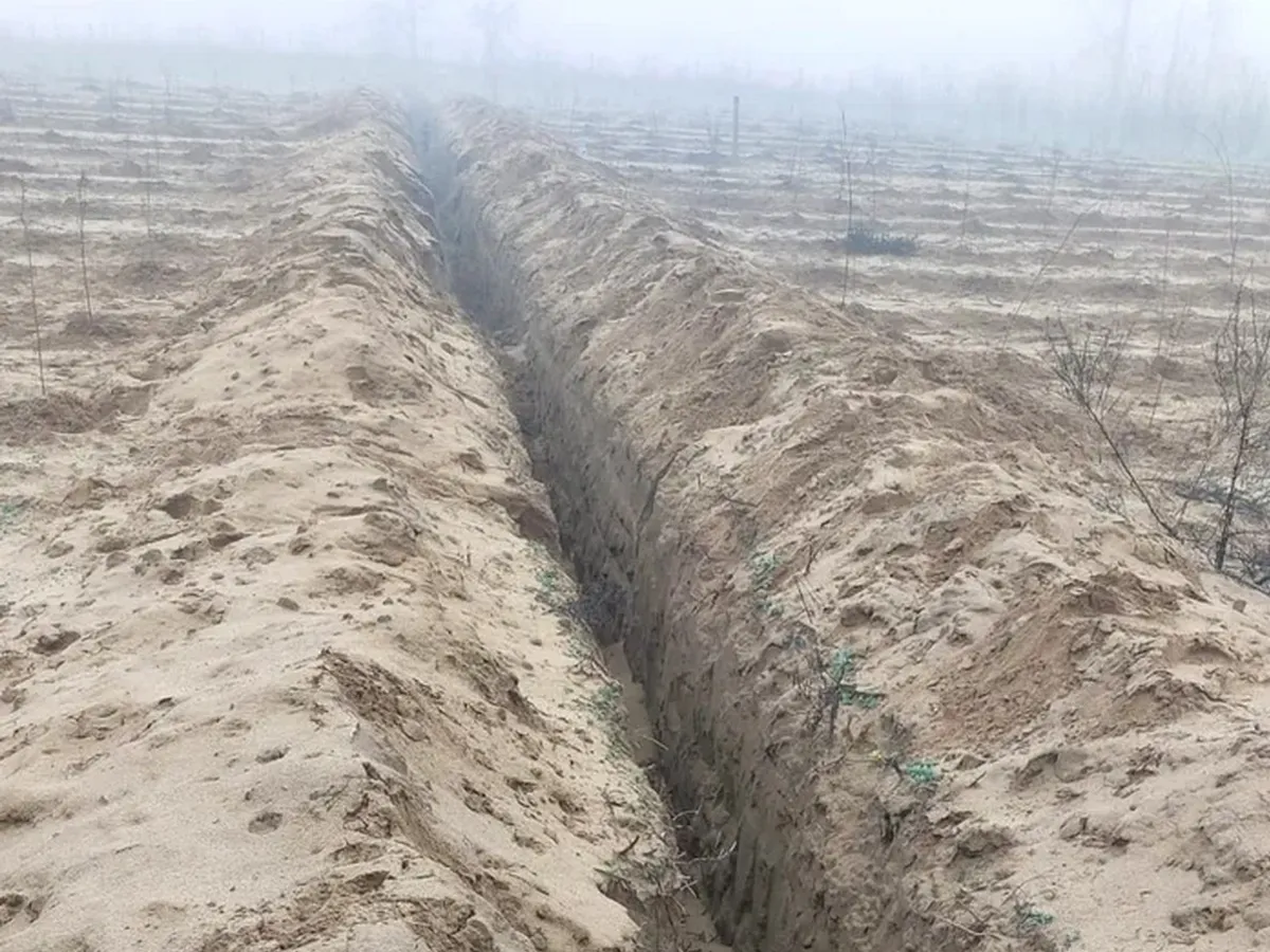 FOTO 2 km de „tranșee” de 2 metri adâncime, săpați în România. Nu de frica războiului, pentru a fura o țeavă