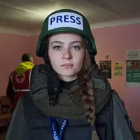 Kate, jurnalista de 18 ani, aflată pe front: - Foto: Newsweek România / Remus Cernea