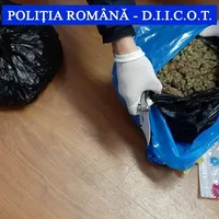 Un gălățean a primit din Spania un colet cu 2,5 kilograme de cannabis. Bărbatul a fost reținut. / Foto: news.ro