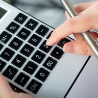 Cum ajungi să datorezi la stat până la 8.000 lei/an ca angajat, dacă obții și venituri din dobânzi - Foto: Freepik/nensuria