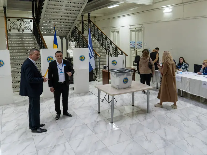 Alegeri în Moldova. Nereguli la vot. Ce s-a descoperit în apropierea unei secții de votare? - Foto: Profimedia Images