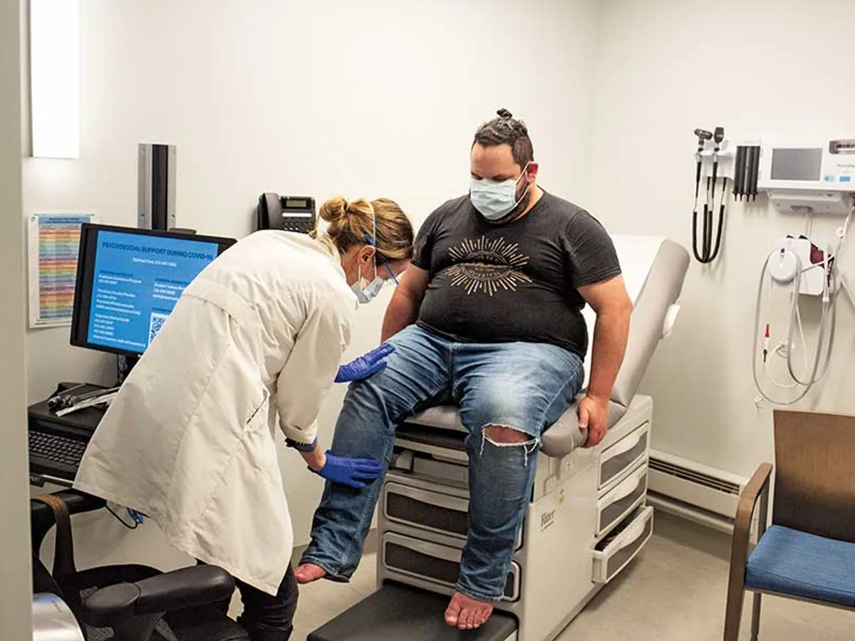 r. Allison Navis la Centrul Medical post-COVID-19 al spitalului Muntele Sinai din New York
