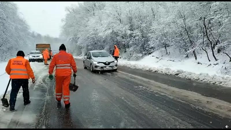 Drumarii, luați iar prin surprindere de iarnă. / Foto: captură video