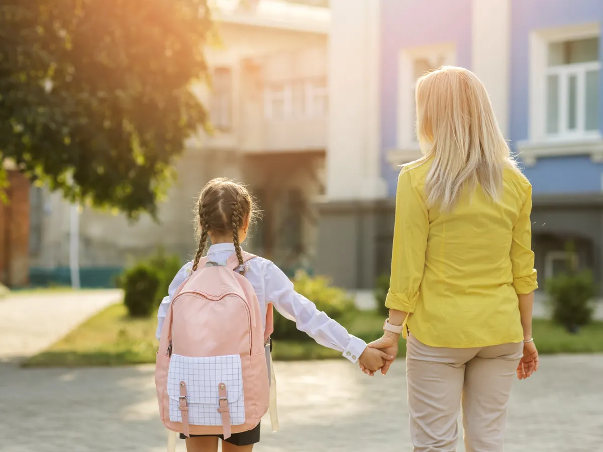 Mama și elevul la școală - Foto: Freepik