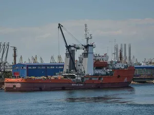 Pescadorul Sea Shark 1, înghițit de Marea Neagră, deținut și de fiul lui Felix Stroe, greul PSD. În imagine, o navă de salvare/FOTO: ctnews.ro