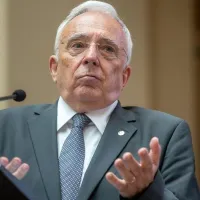 Mugur Isărescu susține creșterea taxelor și că „instituţiile statului nu trebuie răscolite” - Foto: Profimedia Images