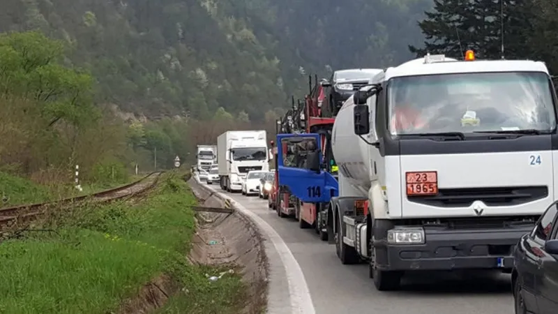 Haos pe DN1 Ploiești-Brașov, din cauza închiderii Văii Oltului. TIR-urile grele pot circula din nou - Foto: bzb.ro - Imagine cu rol ilustrativ