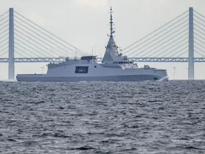 fregata franceză Amiral Ronarc, în faţa Podului Öresund - Foto: Profimedia Images