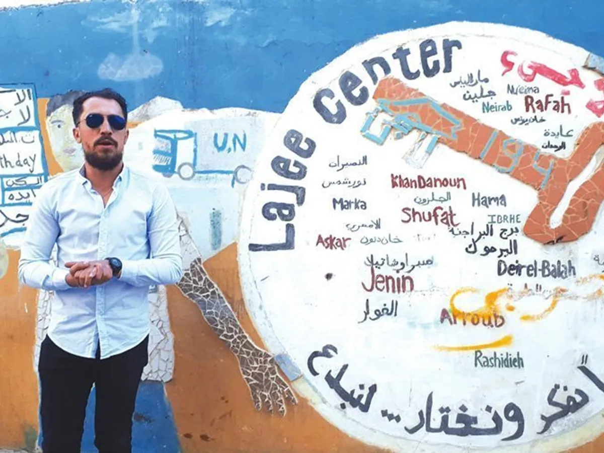 Mohammed Abu Srour, un doctor acti- vist cu studii la Havana, explică jurnaliștilor români istoria refugiaților din tabără