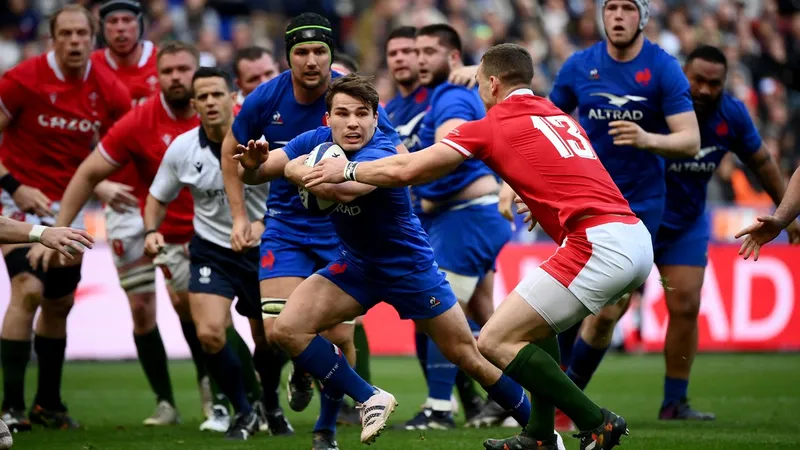 Mijlocașul francez Antoine Dupont (centru) este placat de centrul galez George North (dreapta) în timpul meciului internațional de rugby dintre Franța și Țara Galilor din cadrul Turneului celor Șase Națiuni - Foto: Profimedia Images