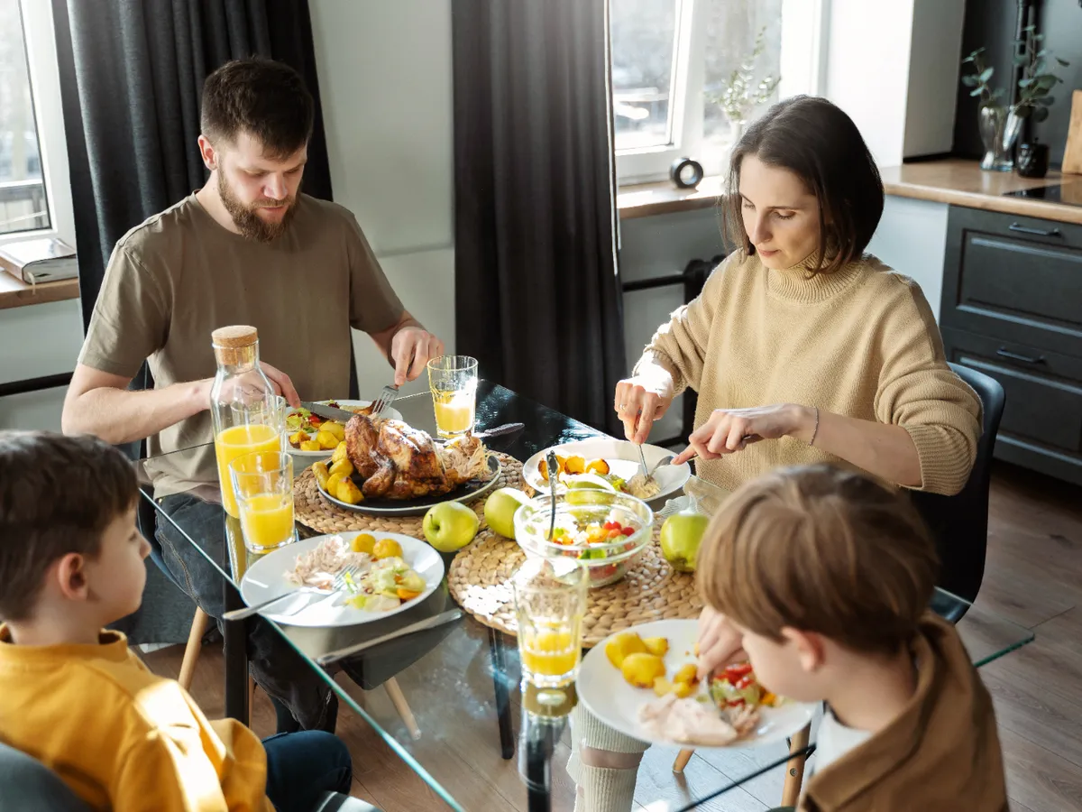 Cum să îi faci pe copii să mănânce legume? Trucuri pentru a scăpa de mofturile alimentare - Foto: Freepik (Imagine cu rol ilustrativ)