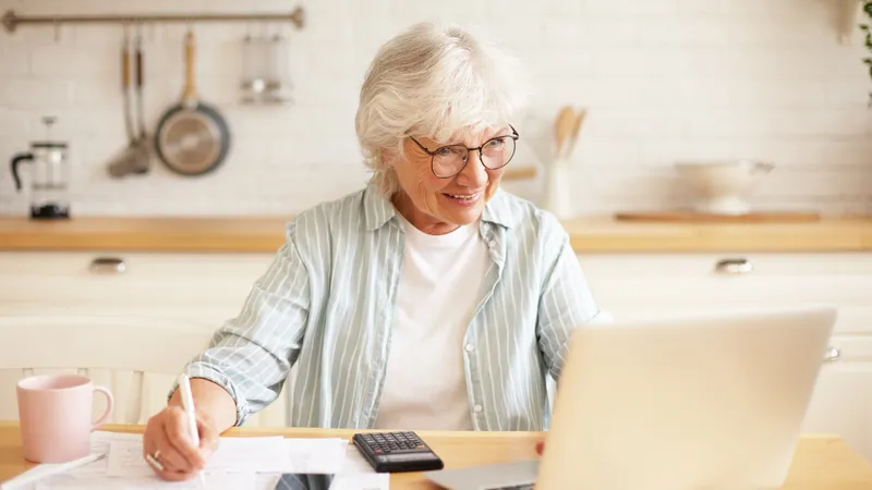 Ajutor la pensie pentru facturi. Ce trebuie să respecte pensionarii, pentru a beneficia de sprijin - Foto: Freepik (Imagine cu rol ilustrativ)