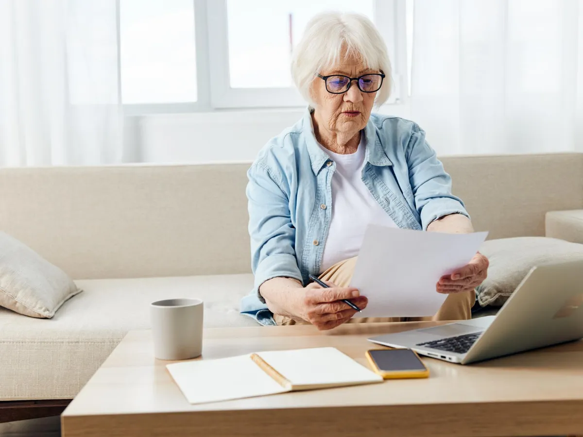 pensionară cu documente foto: freepik (rol ilustrativ